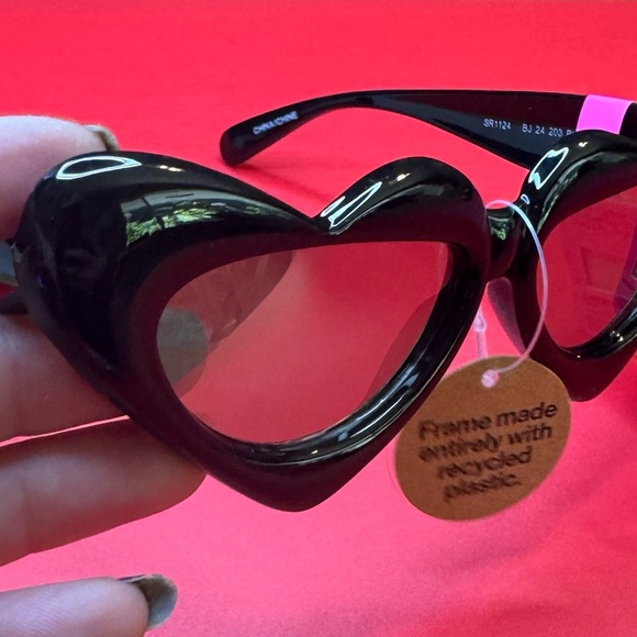 Adorable Betsey Johnson Heart Mirrored Sunglasses. NWT. 🥰 - Picture 2 of 6